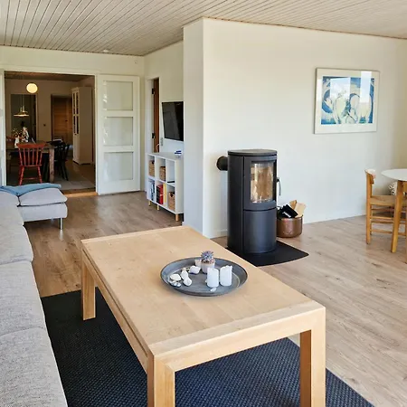 Dom wakacyjny House With Sea View Near Hou Hals